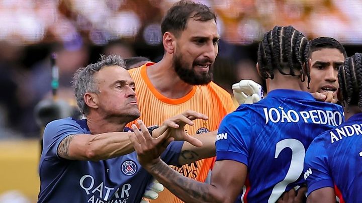 三笘の元同僚、世界大会優勝後に激怒した相手監督に突き飛ばされる！？仰天シーンが話題