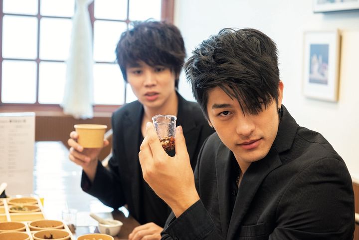 作業をしているのに 先生の話を聞かずに カメラ目線でふざけだす。