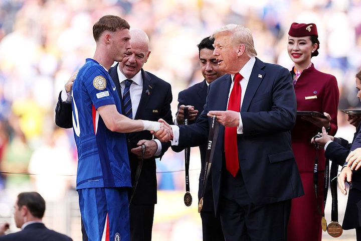 トランプ大統領、賞金総額1500億円の世界大会優勝セレモニーに登場！スター選手に塩対応される！？