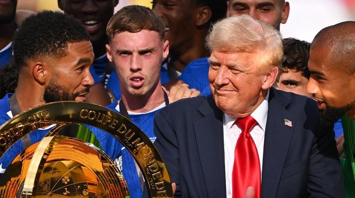 トランプ大統領、賞金総額1500億円の世界大会優勝セレモニーに登場！スター選手に塩対応される！？