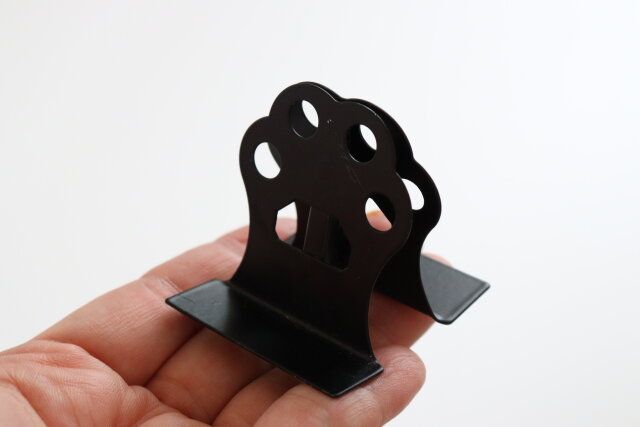 ダイソーのコンパクトな蚊取り線香ピンチ（ネコ足）