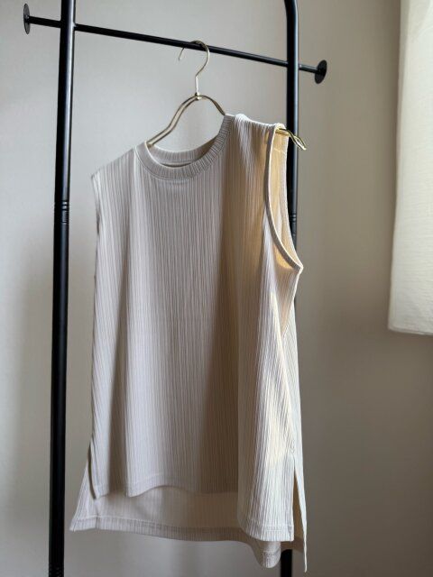 サイドにスリット入り