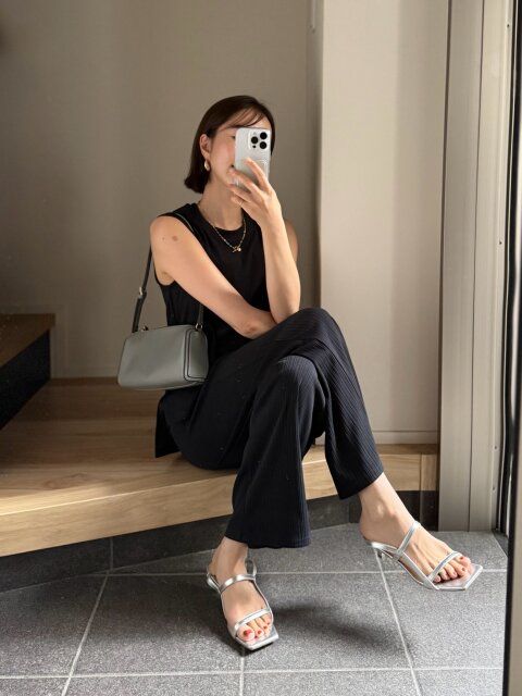 シックな装いのブラックコーデ