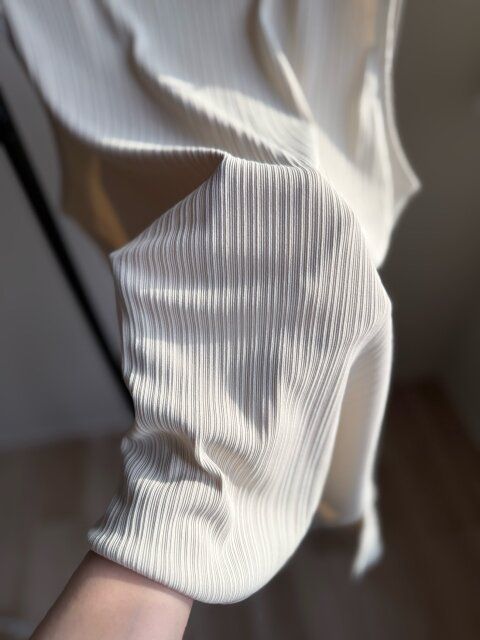少し光沢感があって細かいリブの入ったキレイめな素材