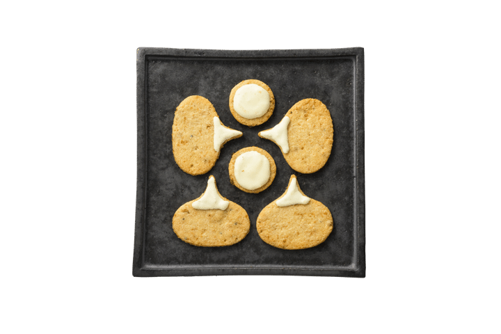 〈いったつみとら堂〉の「神楽坂 石かわ 焼き玉ねぎクッキー」