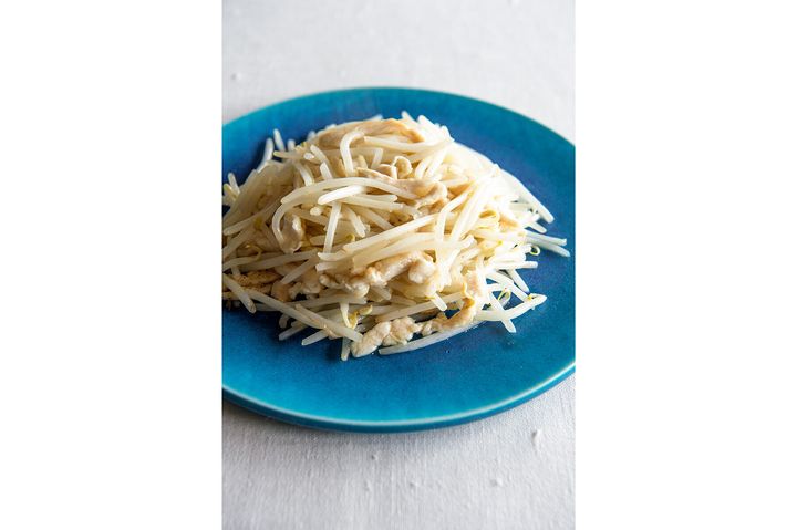 食感が心地よい“もやしとささみの塩炒め”