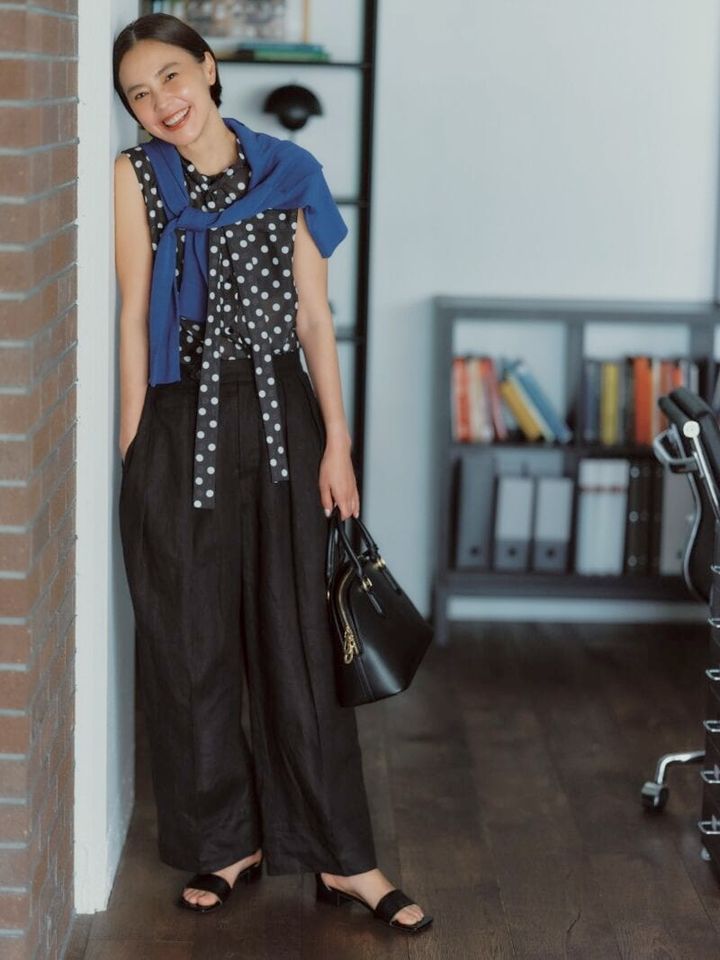 パンツ1万5950円（カランシエル／シップス インフォメーションセンター） ブラウス１万8700円（ドレステリア／ドレステリア 渋谷スクランブルスクエア店） カーディガン7990円（アンフィーロ／オンワード樫山） バッグ1万3200円（アンタイトル） サンダル7997円（デッサン／ワールドプレスインフォメーション）