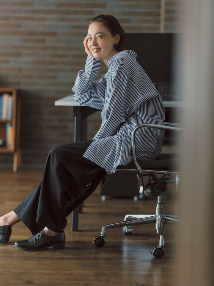 パンツ1万4960円（インディヴィ／ワールドプレスインフォメーション） シャツ3万5200円（オブリオ） 靴1万4850円（ハルタ）