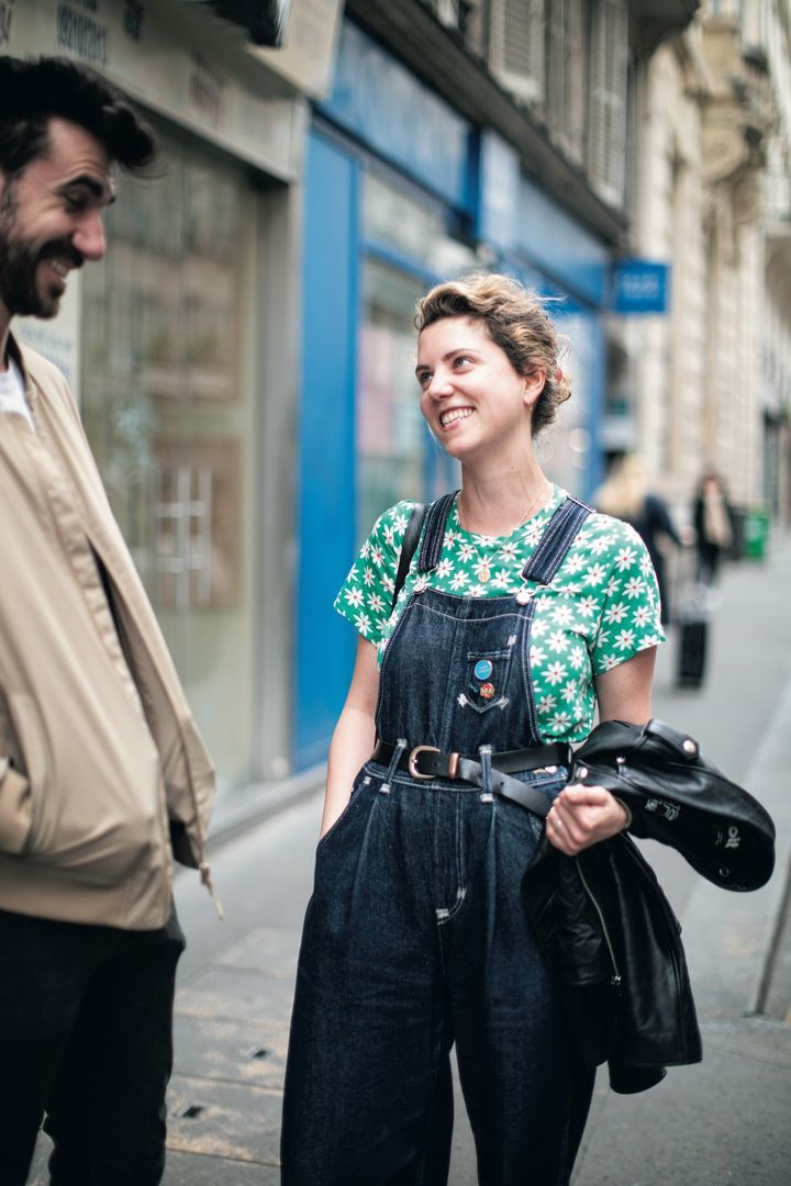 花柄がポイント！チャーミングな大人のオーバーオールコーデ