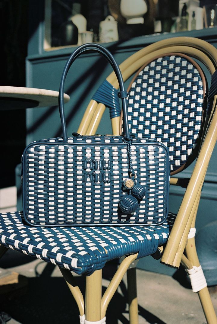 バッグ 本体 H17cm ¥759,000（予定価格）／MIU MIU（ミュウミュウ クライアントサービス）