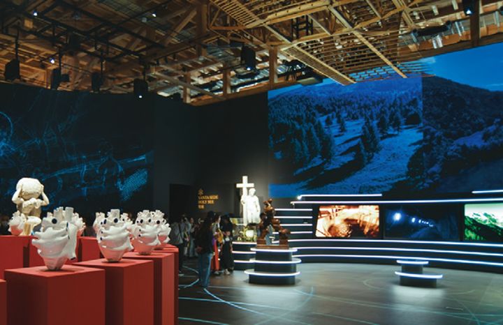 イタリアの伝統と最新技術を融合させた展示空間。