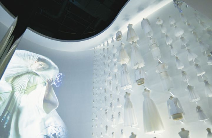 ディオールのシルエットのスケッチを立体的に表現した約400点の白いトワルと、3Dプリントで再解釈したフレグランスボトルの展示。