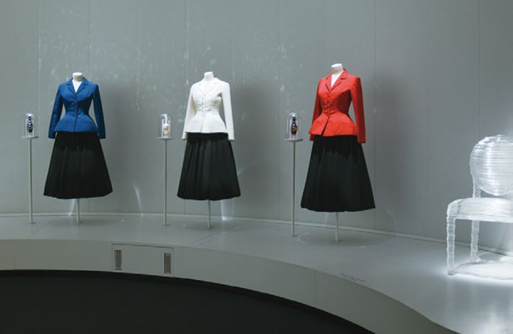 ディオールのトリコロールカラーのバースーツも目を引く。