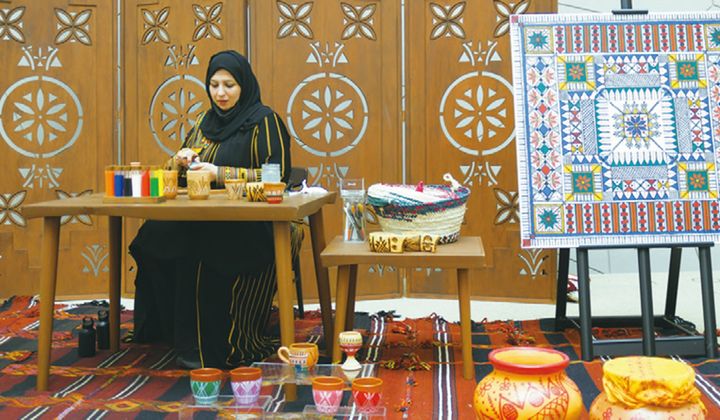 実演以外にもライブパフォーマンスやショーが行われる