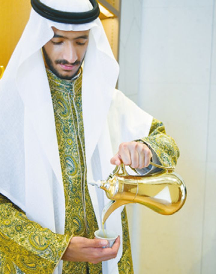 レストランの入り口で振る舞われるサウジコーヒー。