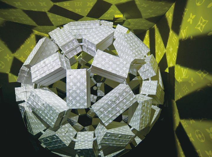 ルイ・ヴィトンのトランクで作った球体「トランクのスフィア」。