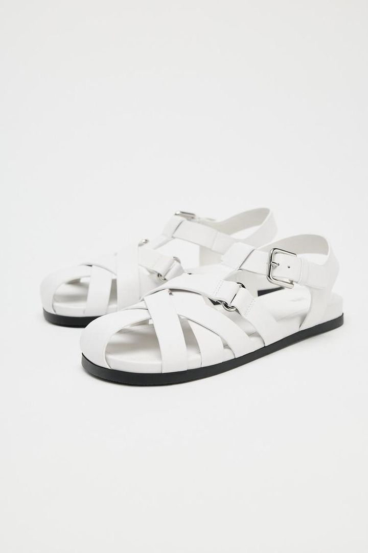 【ZARA】 トレンド 厚底 レザー バックル サンダル 夏 コーデ◎ ZARA】セールで狙いたい「レザーサンダル」って？ | TRILL【トリル】