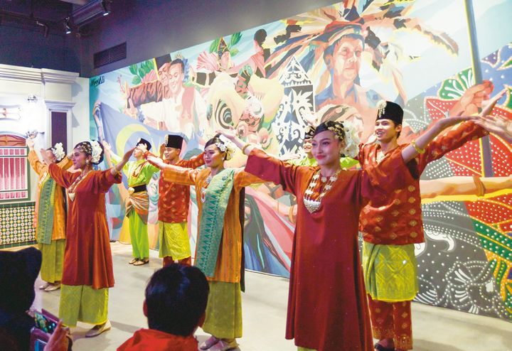 現地のダンサーたちによる、圧巻のライブパフォーマンス。