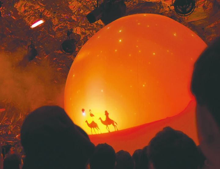 球体のスクリーンに風景や歴史が映し出され、クウェートを身近に感じられるオープニング演出。