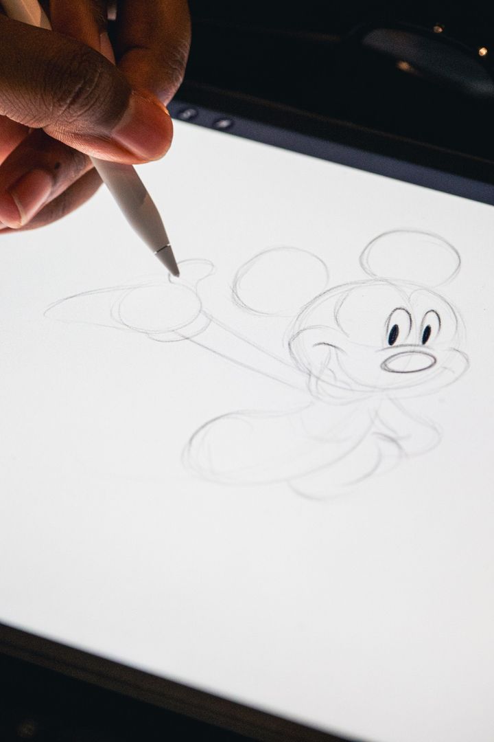 トレイラー氏がその場で描いたミッキーマウス © 2025 Disney