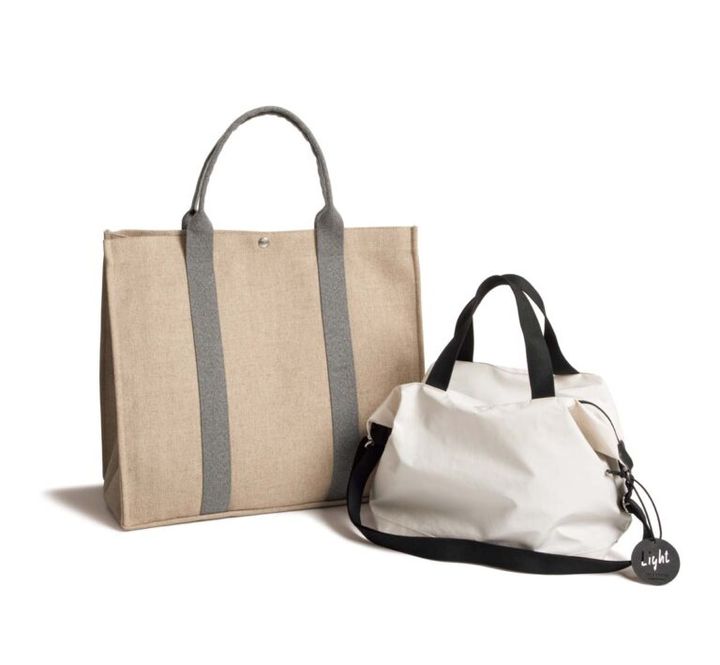 バッグ〔H27×W29×D13㎝〕¥31,900／ジャック・ゴム（アッシュ・ペー・フランス）、バッグ〔H40×W75×D20㎝〕¥41,800／フランソワ レニエ（ヤマニ）