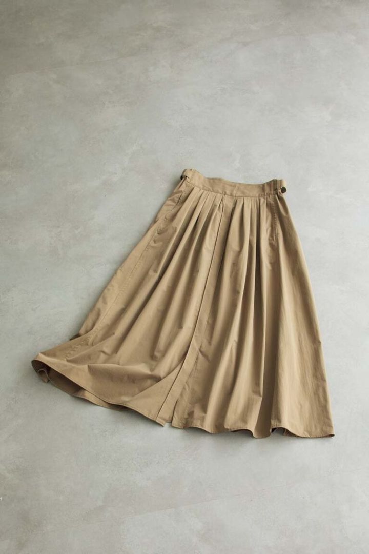 スカート¥25,300／レリル（マイク・グレー）