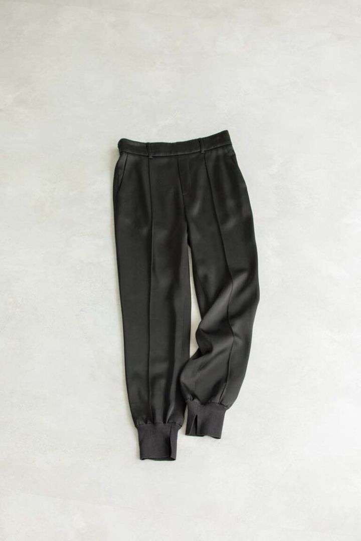 パンツ¥36,900／ティーチ