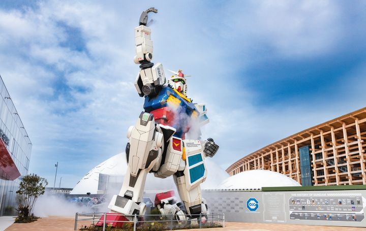 約17mの実物大ガンダム像は、格好のフォトスポット。