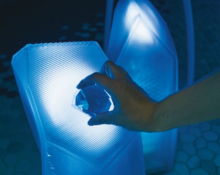 光っている木や岩に結晶をかざすと様々な反応が！