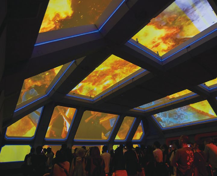 奥行18m、高さ8m超の映像とソニーの触覚提示技術（ハプティクス）で圧倒的な没入感。