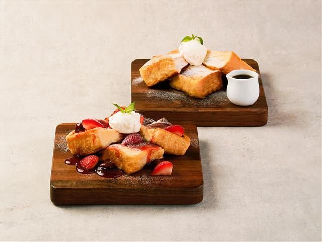 奥から「フレンチトースト プレーン」1200円 ※モーニングはドリンク付き、「フレンチトースト ストロベリー」1400円、