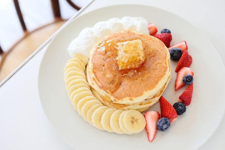 「クリームチーズパンケーキ コームハニー＆フレッシュフルーツ」1500円