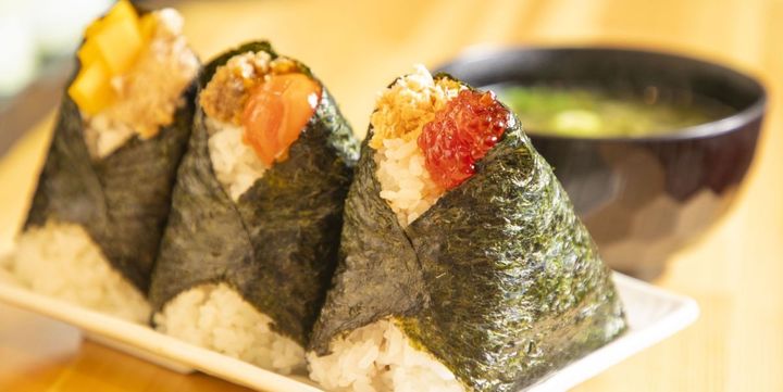 左から「トロ&たくあん」790円、「卵黄醤油漬＋肉そぼろ」640円、「すじこ＋さけ」790円