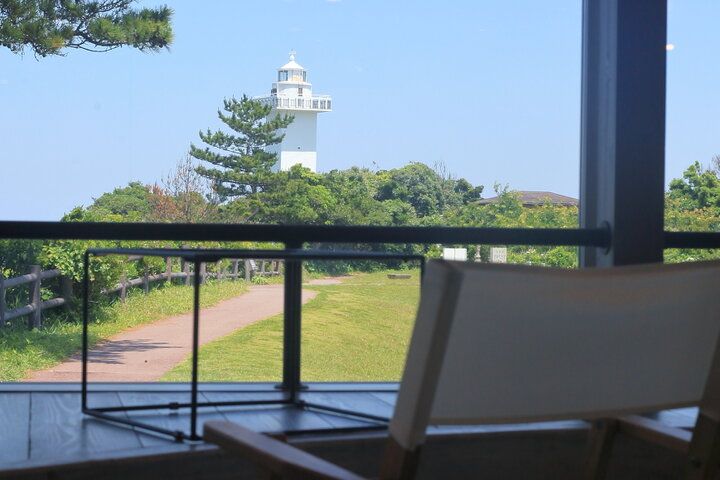 白亜の灯台を眺めながら志摩伝統の干し芋グルメを。「きんこ芋工房上田商店 灯台カフェ」