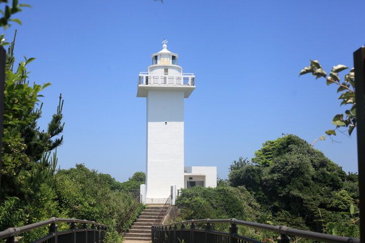 白亜の灯台を眺めながら志摩伝統の干し芋グルメを。「きんこ芋工房上田商店 灯台カフェ」