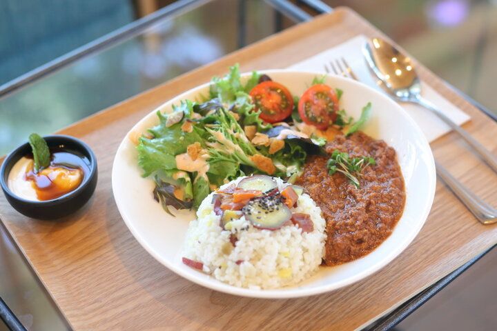 白亜の灯台を眺めながら志摩伝統の干し芋グルメを。「きんこ芋工房上田商店 灯台カフェ」