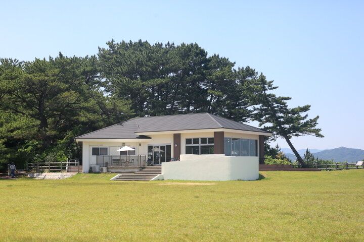 白亜の灯台を眺めながら志摩伝統の干し芋グルメを。「きんこ芋工房上田商店 灯台カフェ」