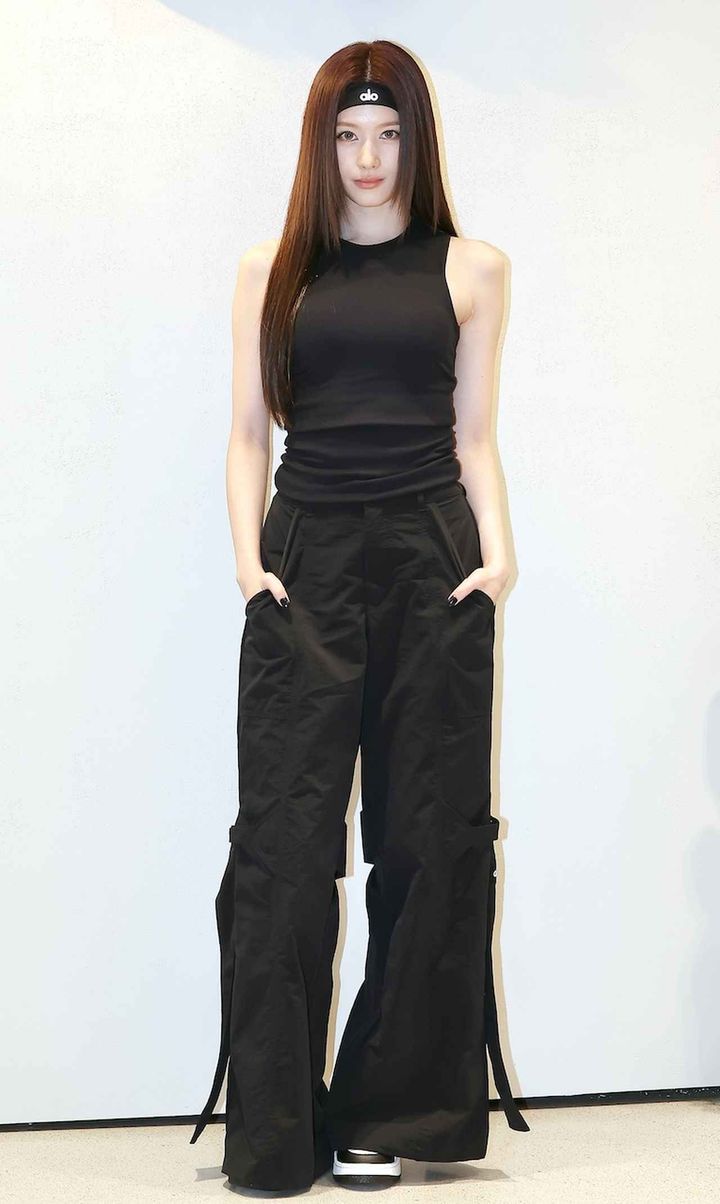 画像: Y2K × アスレジャー、洗練ブラックルック