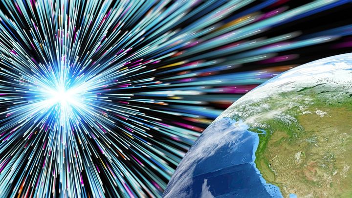 宇宙の謎に迫る鍵は「まっすぐ飛ぶ粒子」ニュートリノだった