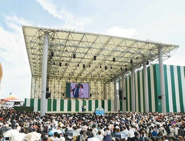 「Walk the Talk for SDGs in EXPO2025 UN＆YOSHIMOTO」 メイン会場はEXPOホール「シャインハット」。オープニング＆クロージングステージにスペシャルサポーターのJO1が登場し、パフォーマンスを披露。その他、ポップアップステージでの公開生配信やトークセッション、スタンプラリーなど多彩なイベントが行われた。