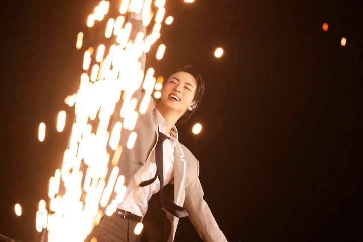 正解数よって衣装が決まるゲーム「伝われ ARMY」のコーナー後、“制服姿”になったJINは照れながら「Super Tuna」をパフォーマンス。