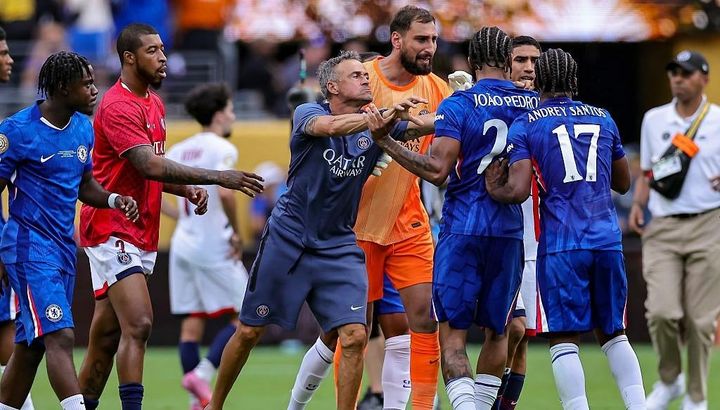 欧州王者の指揮官に重い制裁の可能性…世界大会決勝で相手選手を押し倒す