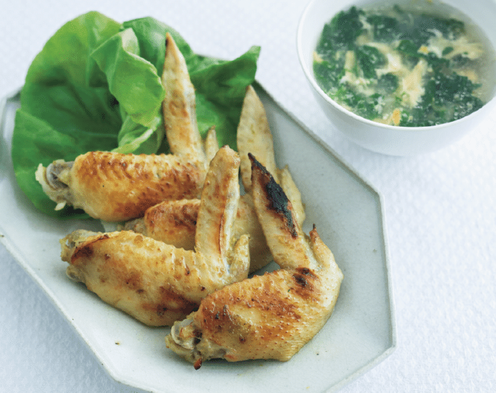 出汁をとったホロホロな手羽は焼いておつまみに 「手羽先の柚子胡椒焼きとスープ」