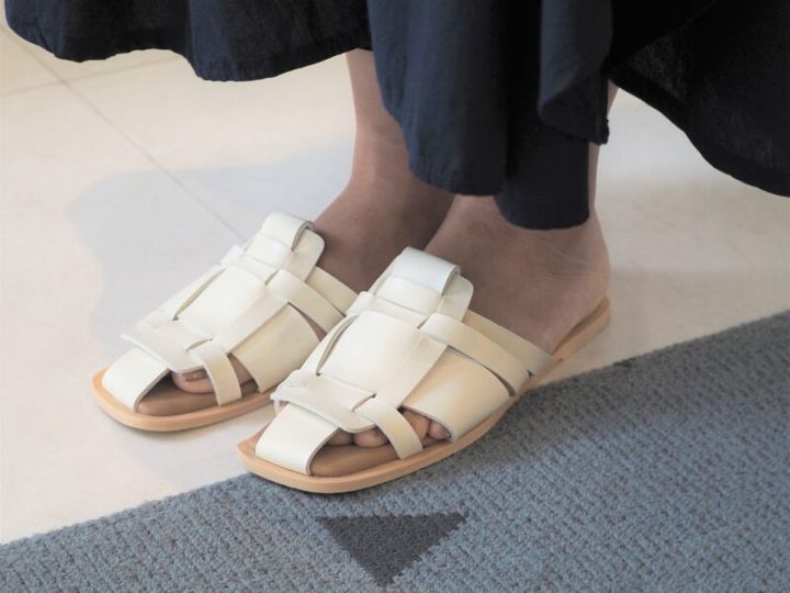 フラットサンダル