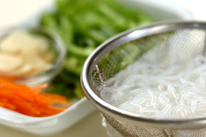 しらたきのニンニクおかか炒めの下準備1