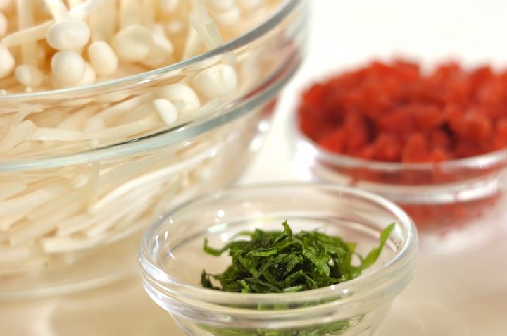 エノキと大葉の小梅和えの下準備1