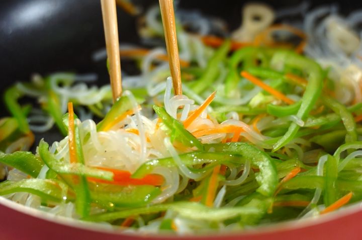 しらたきのニンニクおかか炒めの作り方2