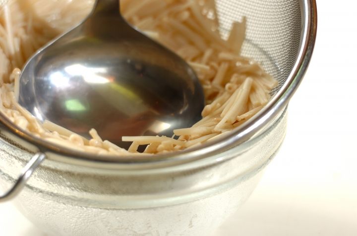 エノキと大葉の小梅和えの作り方1