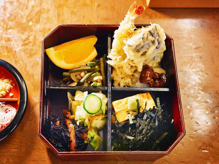 東白楽『わんこそば たち花』のセットの天ぷら