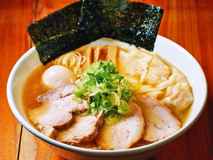 反町『ShiNaChiKu亭』の「醤油特ラーメン」